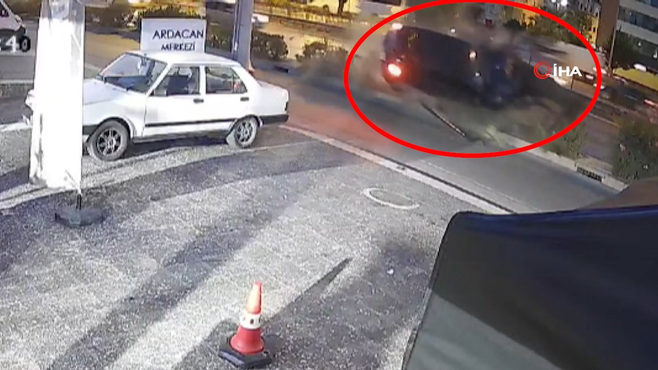 Antalya'da inanılmaz kurtuluş kamerada! Aracın altında kalmaktan saniyelerle kurtuldu