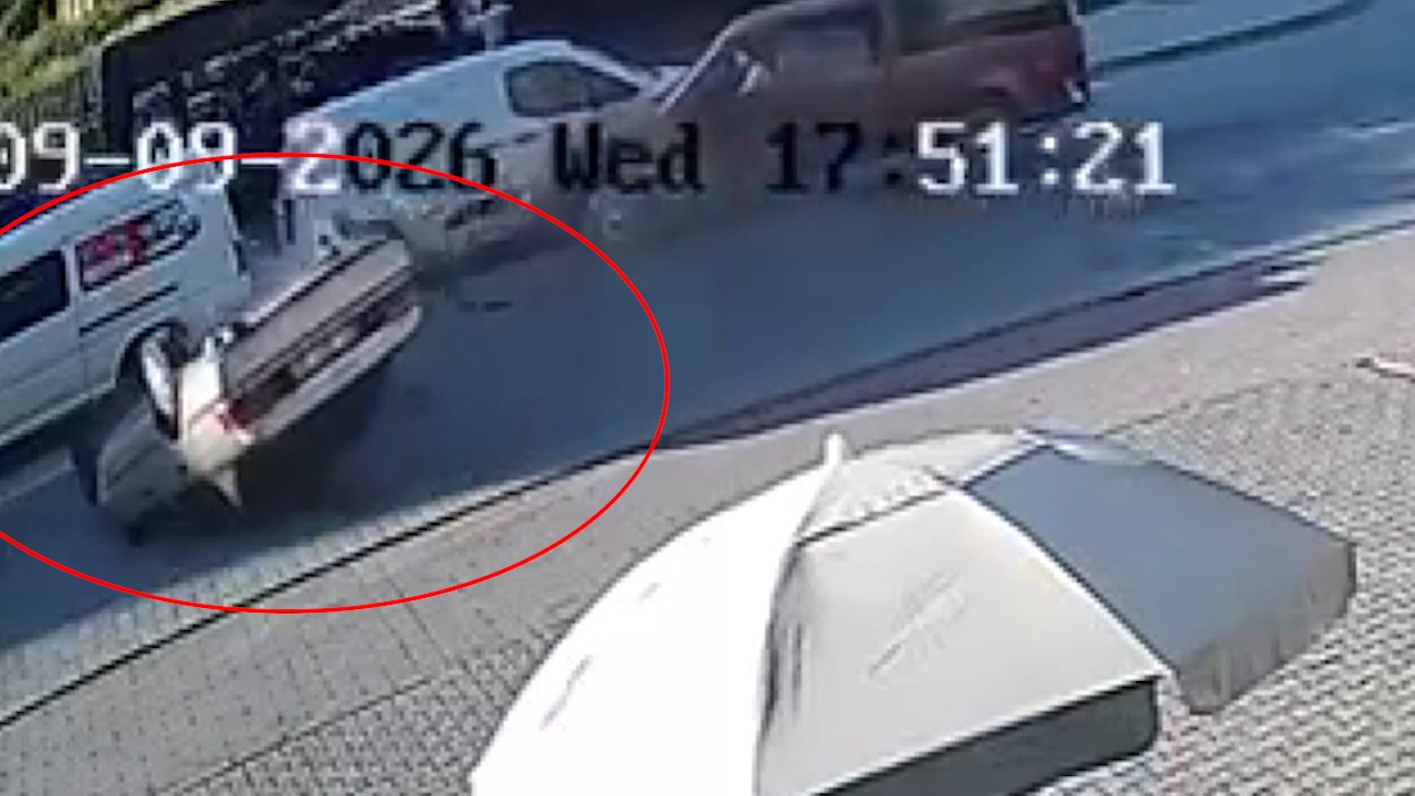 Antalya'da korkutan kaza! Kamyonetle çarpışan otomobil ters döndü