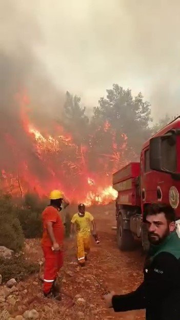 Antalyada yürekler ağza geldi! Ekipler alevlerin arasında kalmaktan son anda kurtuldu