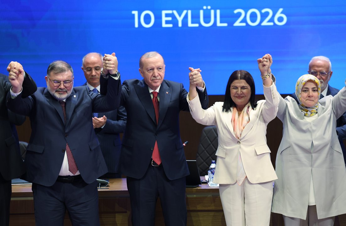Dört belediye başkanı daha AK Partiye geçti! Rozetlerini Cumhurbaşkanı Erdoğan taktı