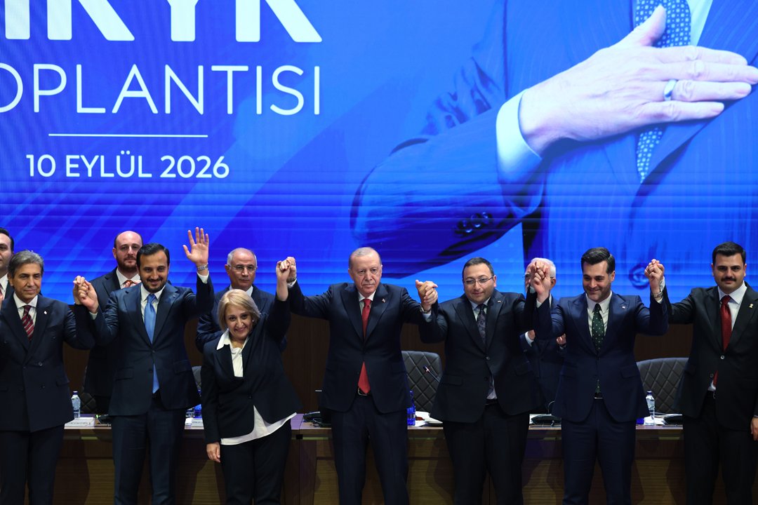Dört belediye başkanı daha AK Partiye geçti! Rozetlerini Cumhurbaşkanı Erdoğan taktı