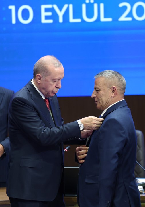 Dört belediye başkanı daha AK Partiye geçti! Rozetlerini Cumhurbaşkanı Erdoğan taktı