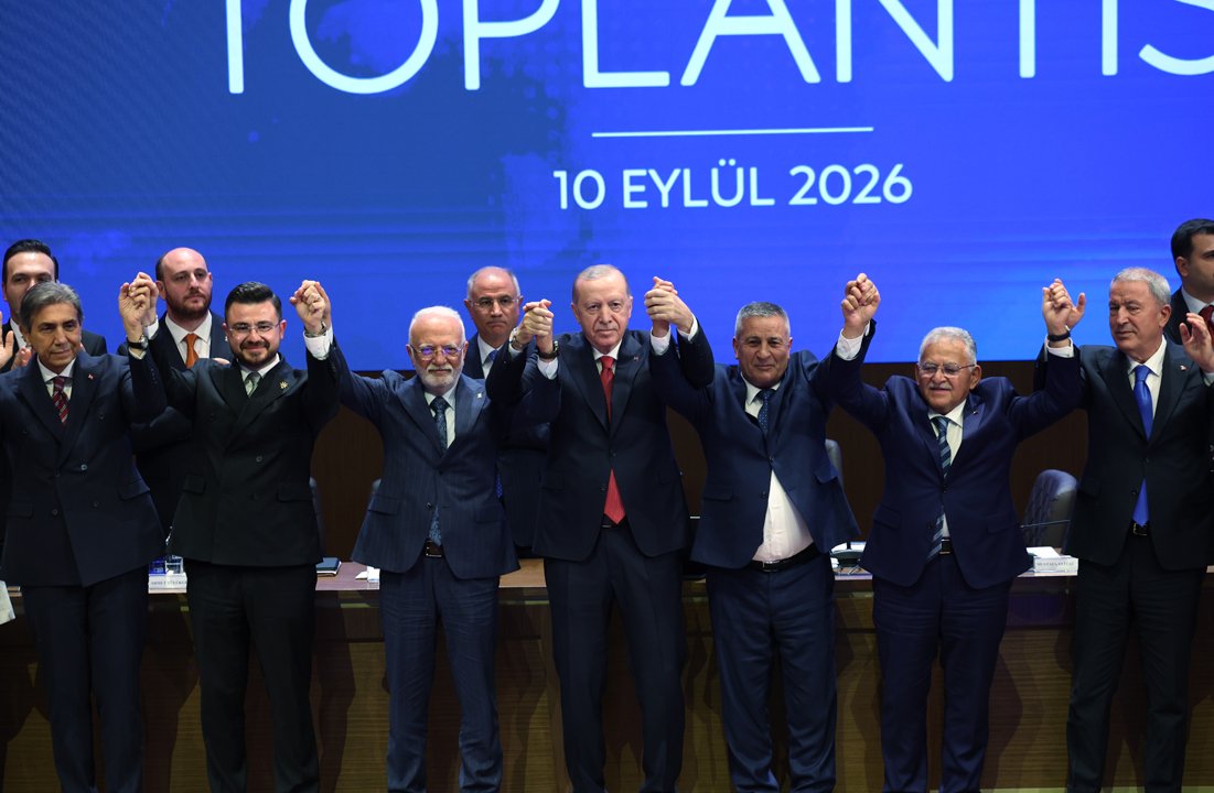 Dört belediye başkanı daha AK Partiye geçti! Rozetlerini Cumhurbaşkanı Erdoğan taktı