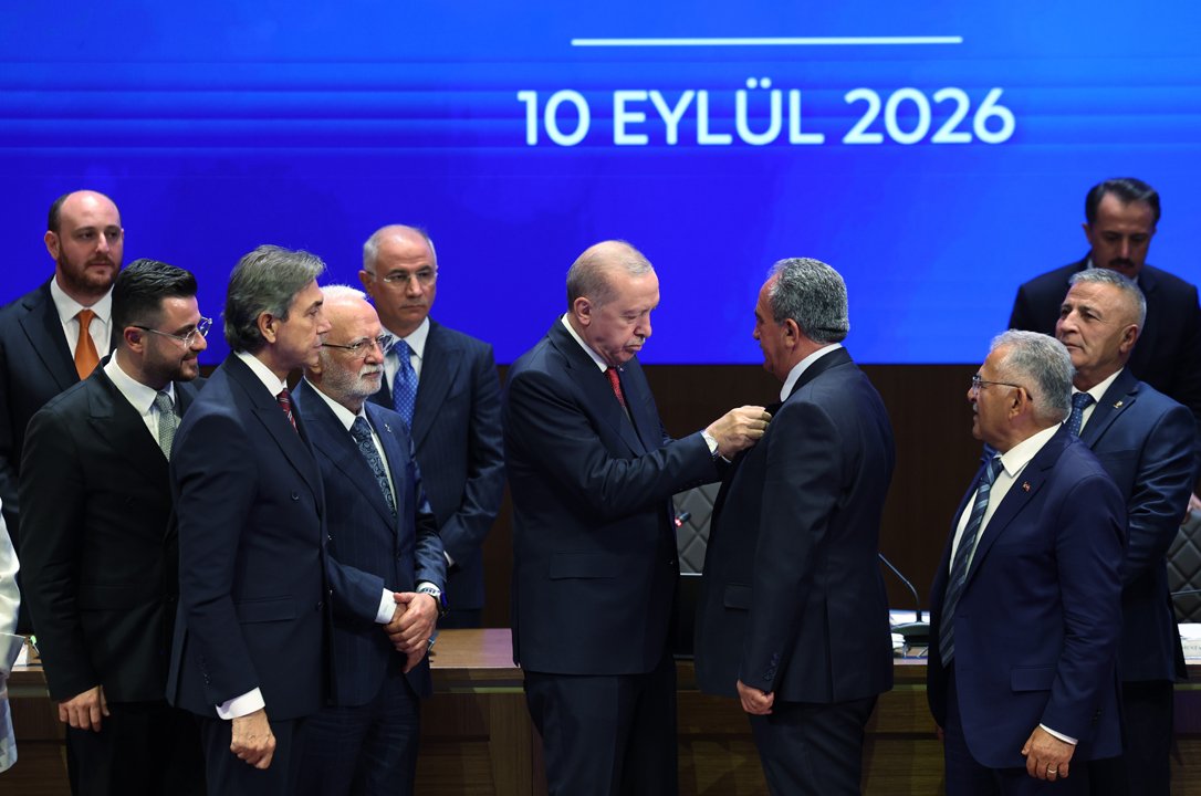 Dört belediye başkanı daha AK Partiye geçti! Rozetlerini Cumhurbaşkanı Erdoğan taktı
