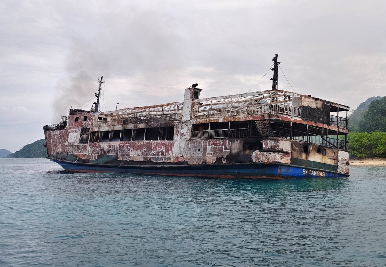 Filipinler'de feribot faciası! Alevlerin sardığı gemide 5 ölü, 86 kişi kayıp