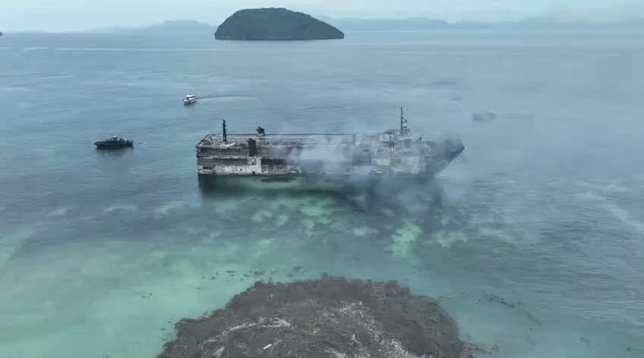 Filipinler'de feribot faciası! Alevlerin sardığı gemide 5 ölü, 86 kişi kayıp