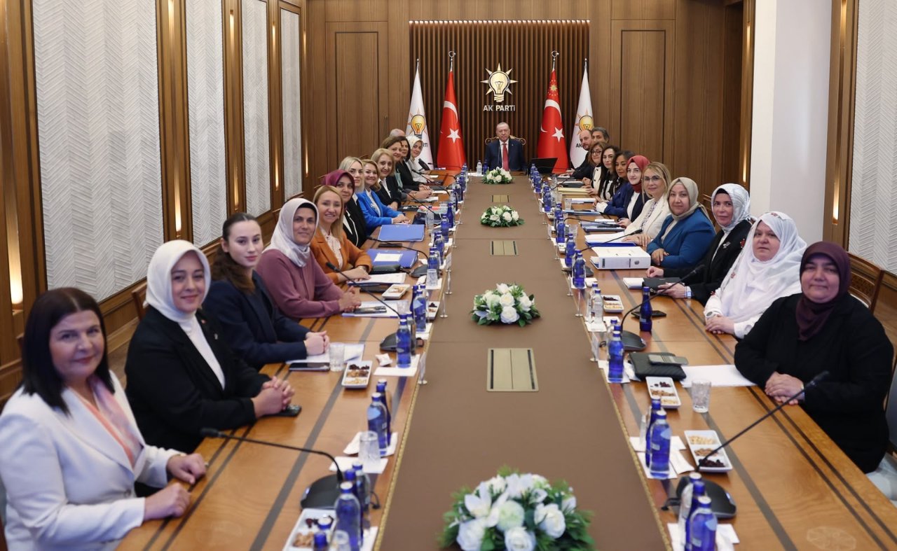 Foça Belediye Başkanı Saniye Bora Fıçı AK Partiye katıldı