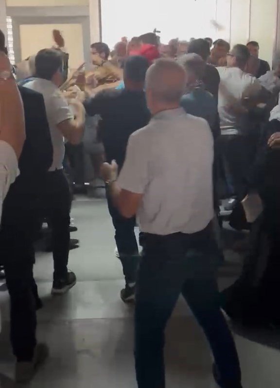 Karısını 7 kurşunla öldürmüştü! İlk duruşmada adliye savaş alanında döndü