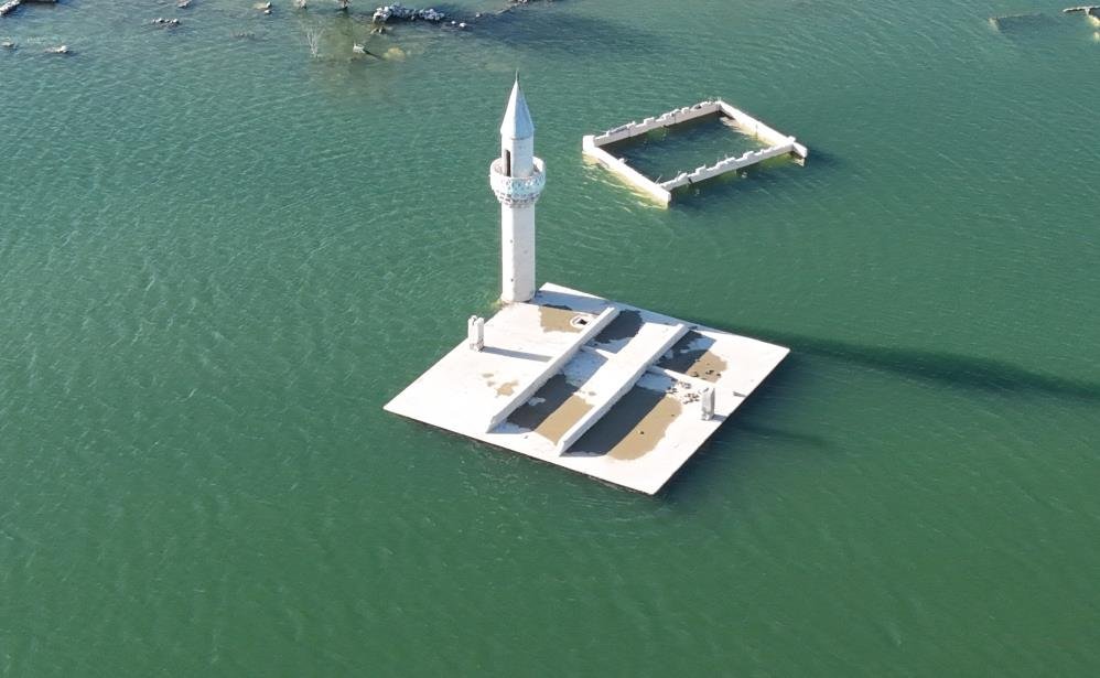 Sular çekildi! Eski köy tekrar gün yüzüne çıktı