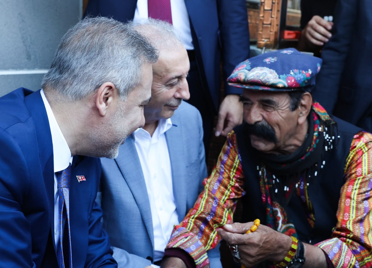 Bakan Fidan Diyarbakırda! Tarihi meydanda vatandaşlarla oturup sohbet etti