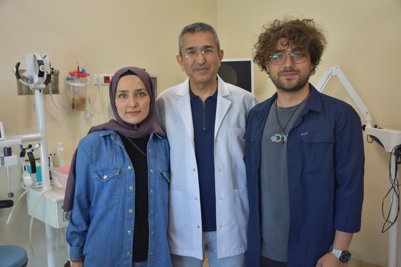25 yıl sonra  seni seviyorum  diyebildiler! İşitme engelli kardeşler görenleri duygulandırdı