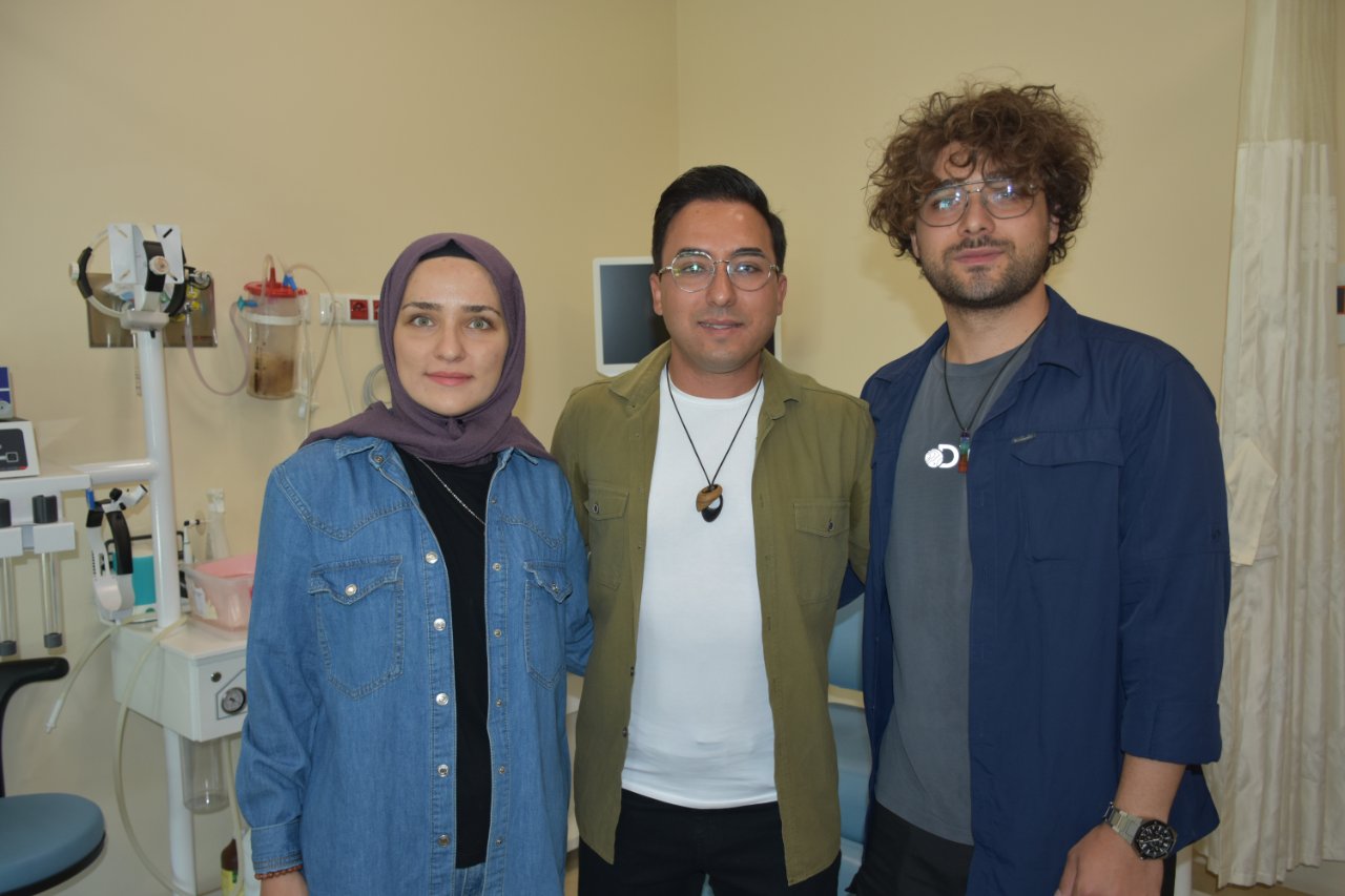 25 yıl sonra  seni seviyorum  diyebildiler! İşitme engelli kardeşler görenleri duygulandırdı