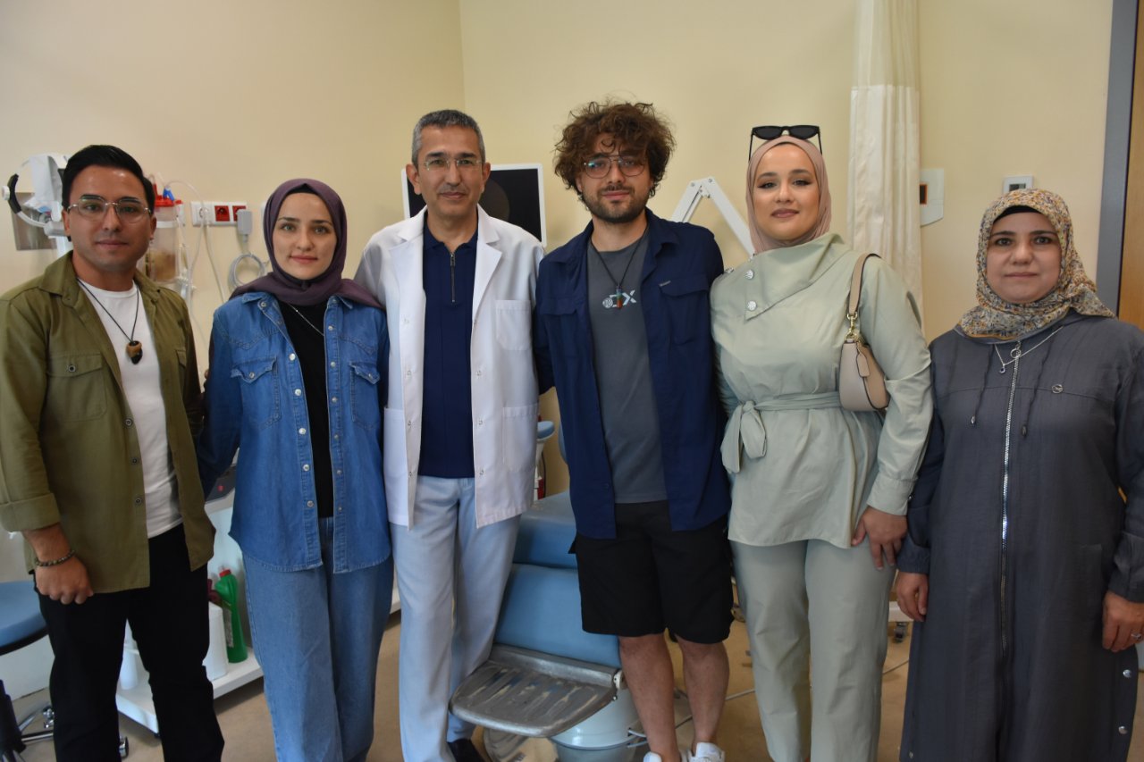 25 yıl sonra  seni seviyorum  diyebildiler! İşitme engelli kardeşler görenleri duygulandırdı
