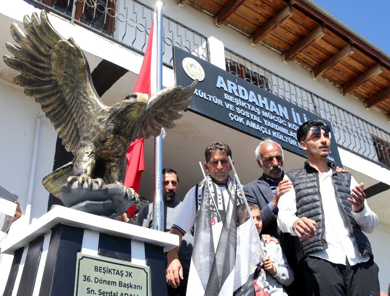 Vatandaşlar, heykel önünde bol bol hatıra fotoğraf çektirdi.