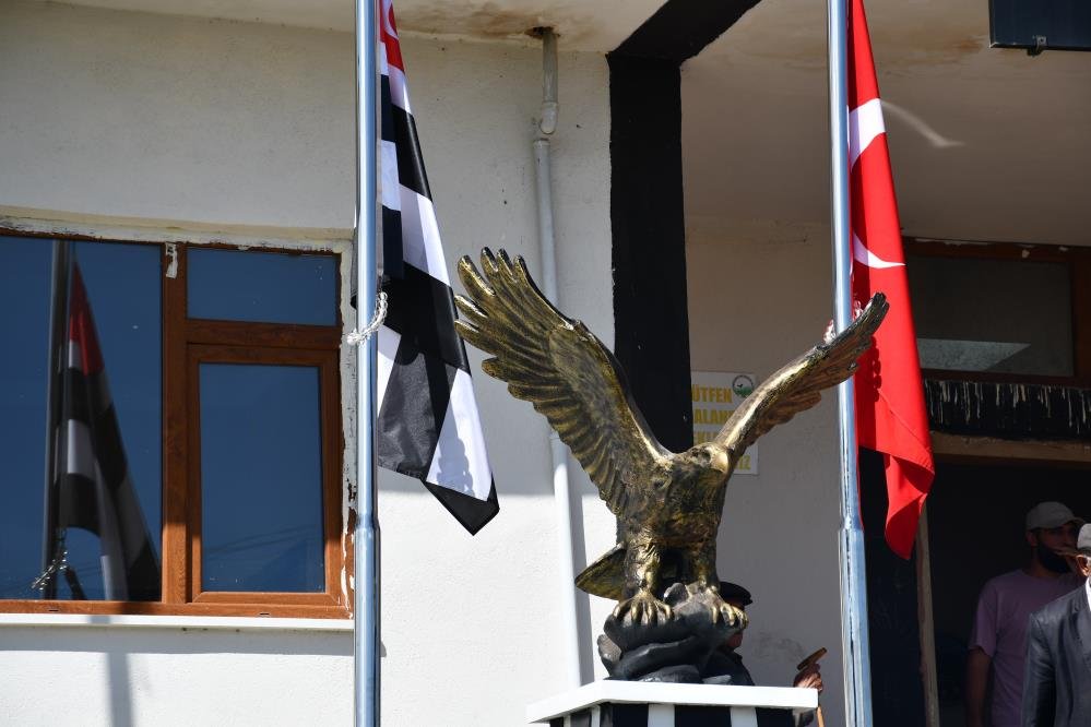 Beşiktaş köyü meydanına yapılan heykel, Ardahan Valisi Ömer Hilmi Yamlı, Beşiktaş Başkanı Serdal Adalı ve Ardahan Belediye Başkanı Faruk Demir'in katılımıyla açıldı.