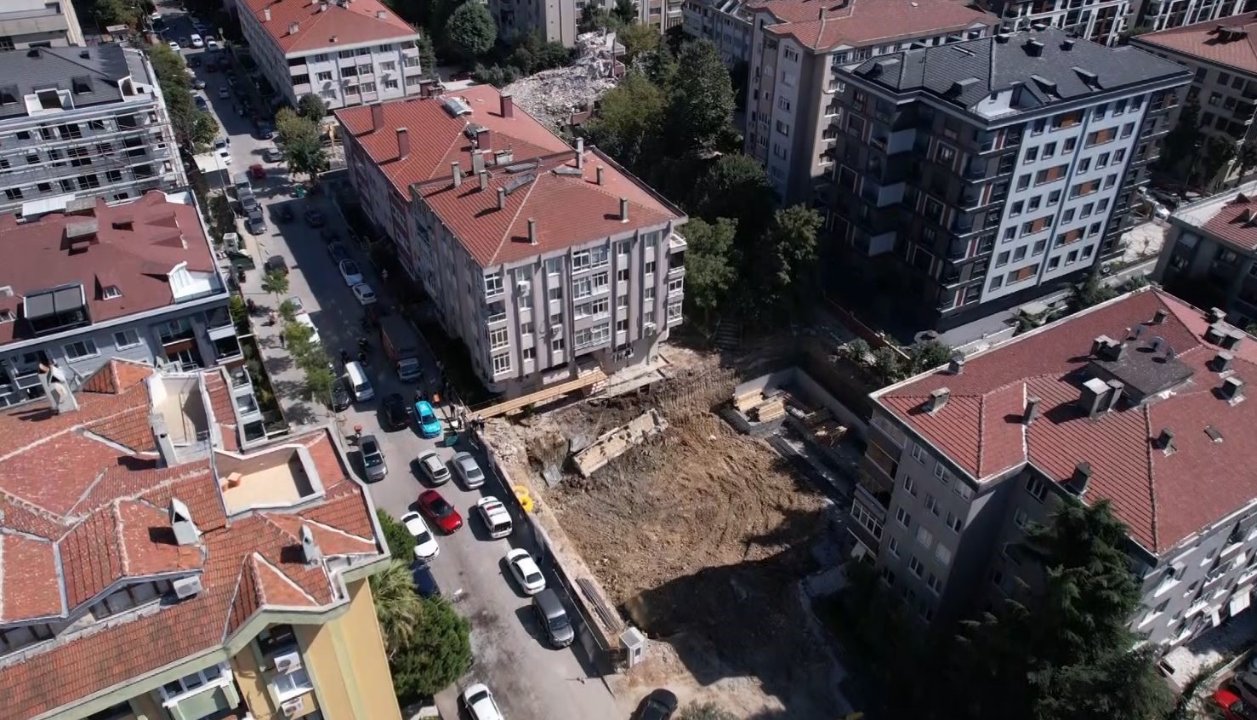Bahçelievler'de temel kazma sırasında binanın istinat duvarı çöktü