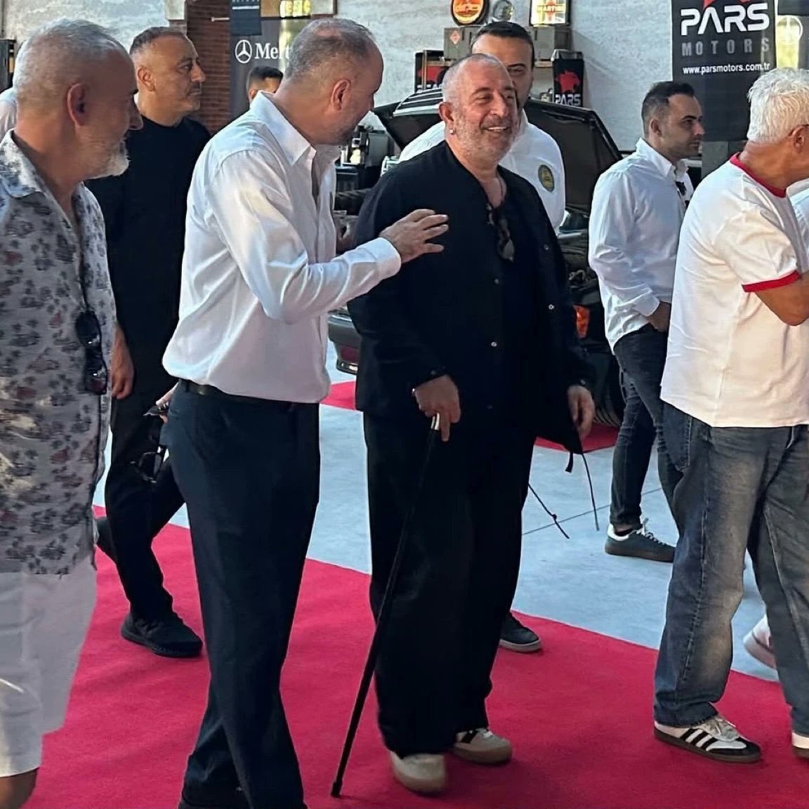 Bastonlu hali çok konuşuldu! Cem Yılmazdan gündem olan görüntülere şaşırtan cevap