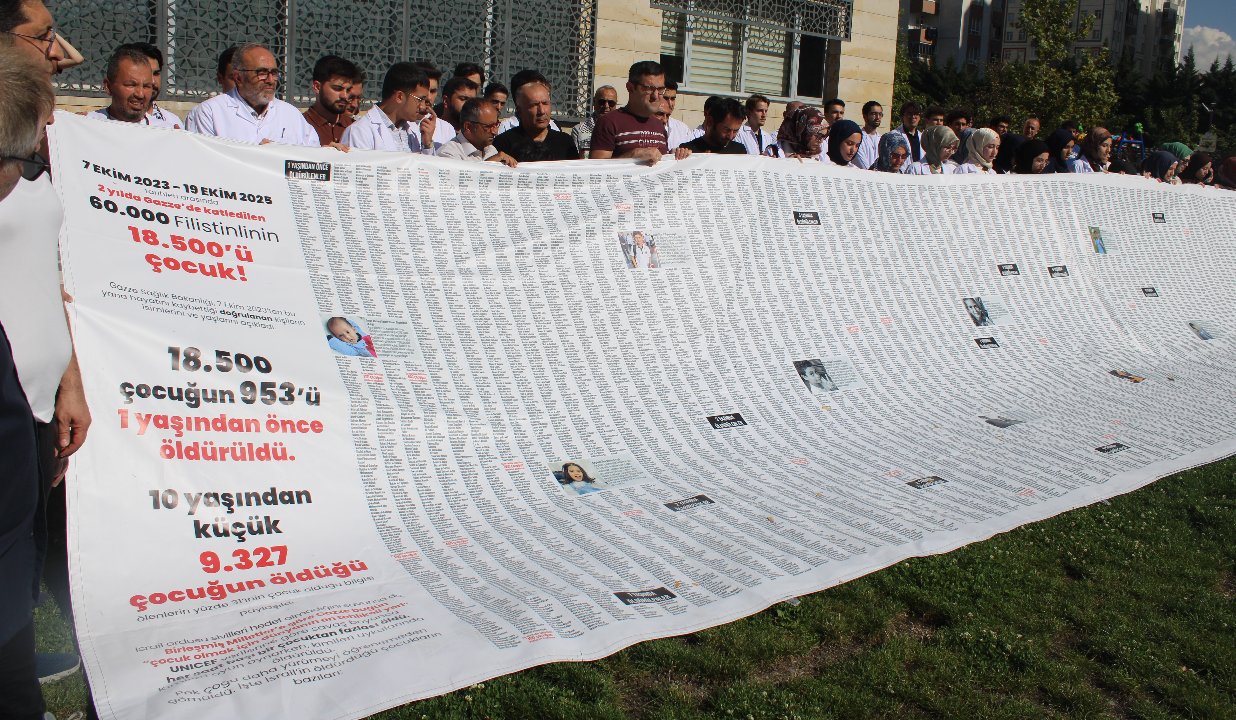 Gazze'de öldürülen çocukların isimleri tek tek yazıldı! 12 metrelik pankartta binlerce isim