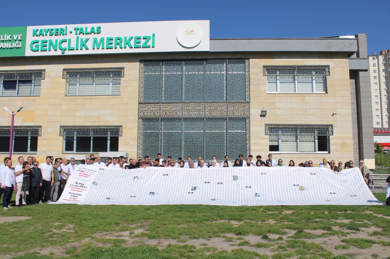 Gazzede öldürülen çocukların isimleri tek tek yazıldı! 12 metrelik pankartta binlerce isim