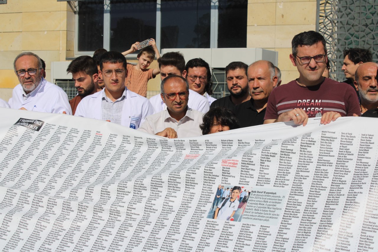 Gazzede öldürülen çocukların isimleri tek tek yazıldı! 12 metrelik pankartta binlerce isim