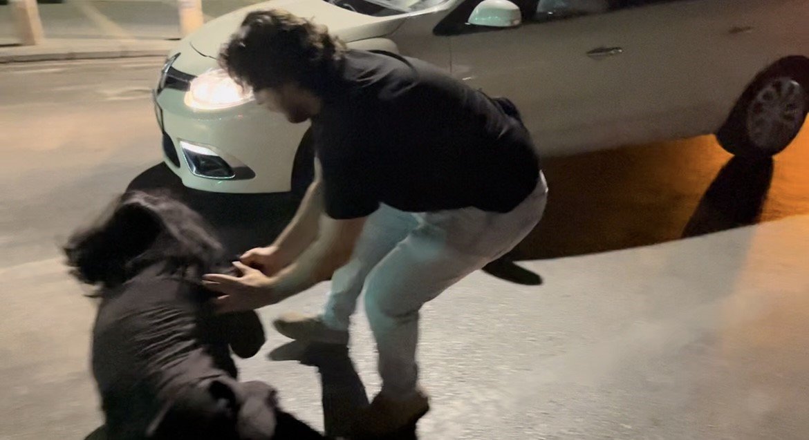 Hem suçlu hem güçlü! Polise ve gazetecilere tüküren kadın tutuklandı