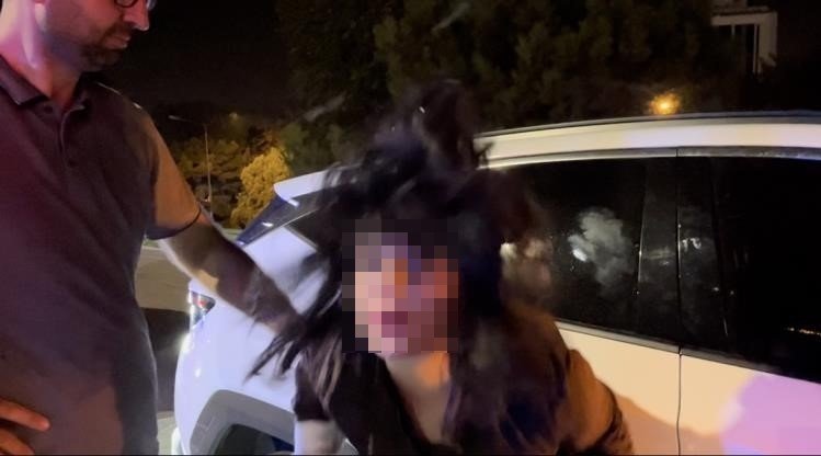 Hem suçlu hem güçlü! Polise ve gazetecilere tüküren kadın tutuklandı