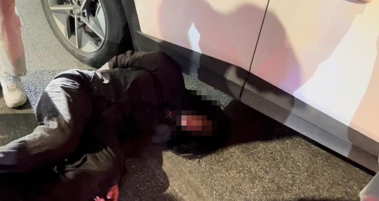 Hem suçlu hem güçlü! Polise ve gazetecilere tüküren kadın tutuklandı