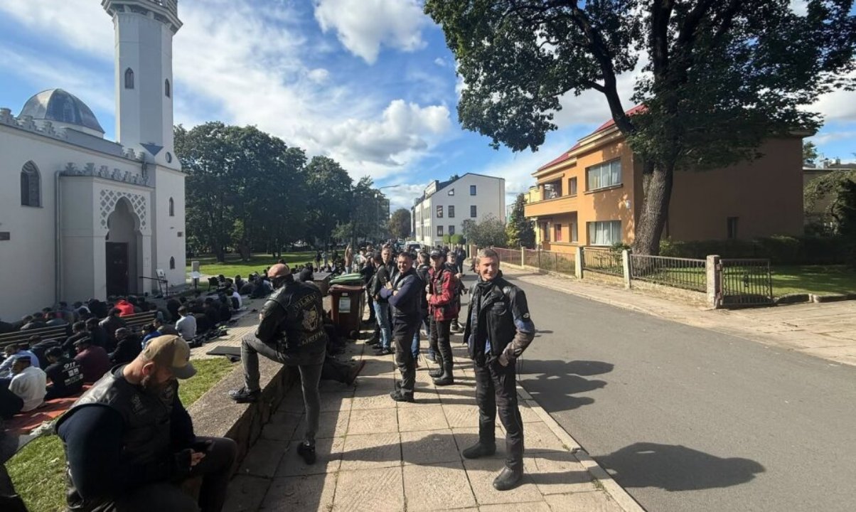Litvanya'da camiye çirkin provokasyon! Yaklaşık 100 motosikletli bölgeyi bastı
