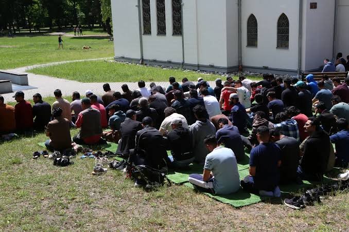 Litvanyada camiye çirkin provokasyon! Yaklaşık 100 motosikletli bölgeyi bastı