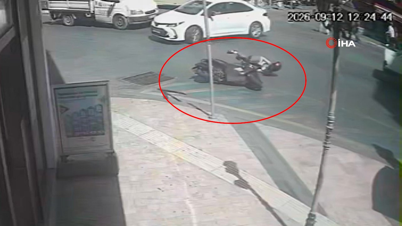 Otomobille çarpışıp yola savruldu! Motosiklet sürücüsünün sürüklendiği anlar kamerada