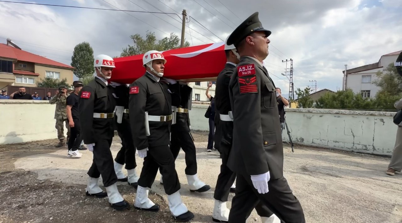 Şehit Ziyar Koparana son görev! Memleketi Hakkaride toprağa verildi