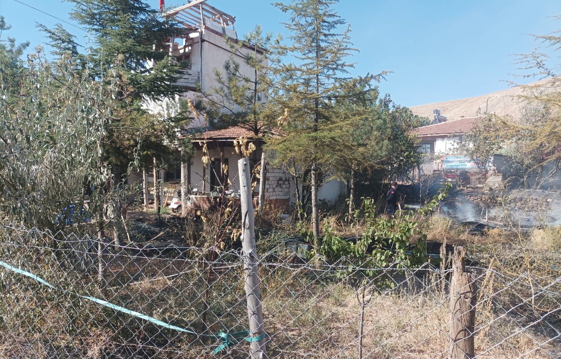 Çorum'da feci kaza! Bahçesindeki kuru otlar canına mâl oldu