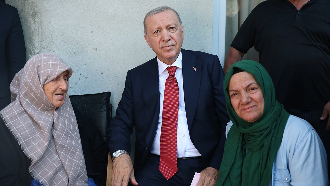 Cumhurbaşkanı Erdoğan'dan Rize'de komşu ziyareti