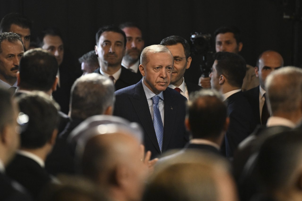 Cumhurbaşkanı Erdoğanın masasındaki son anket! AK Partili isim açıkladı, en yakın rakibinin 8 puan önünde