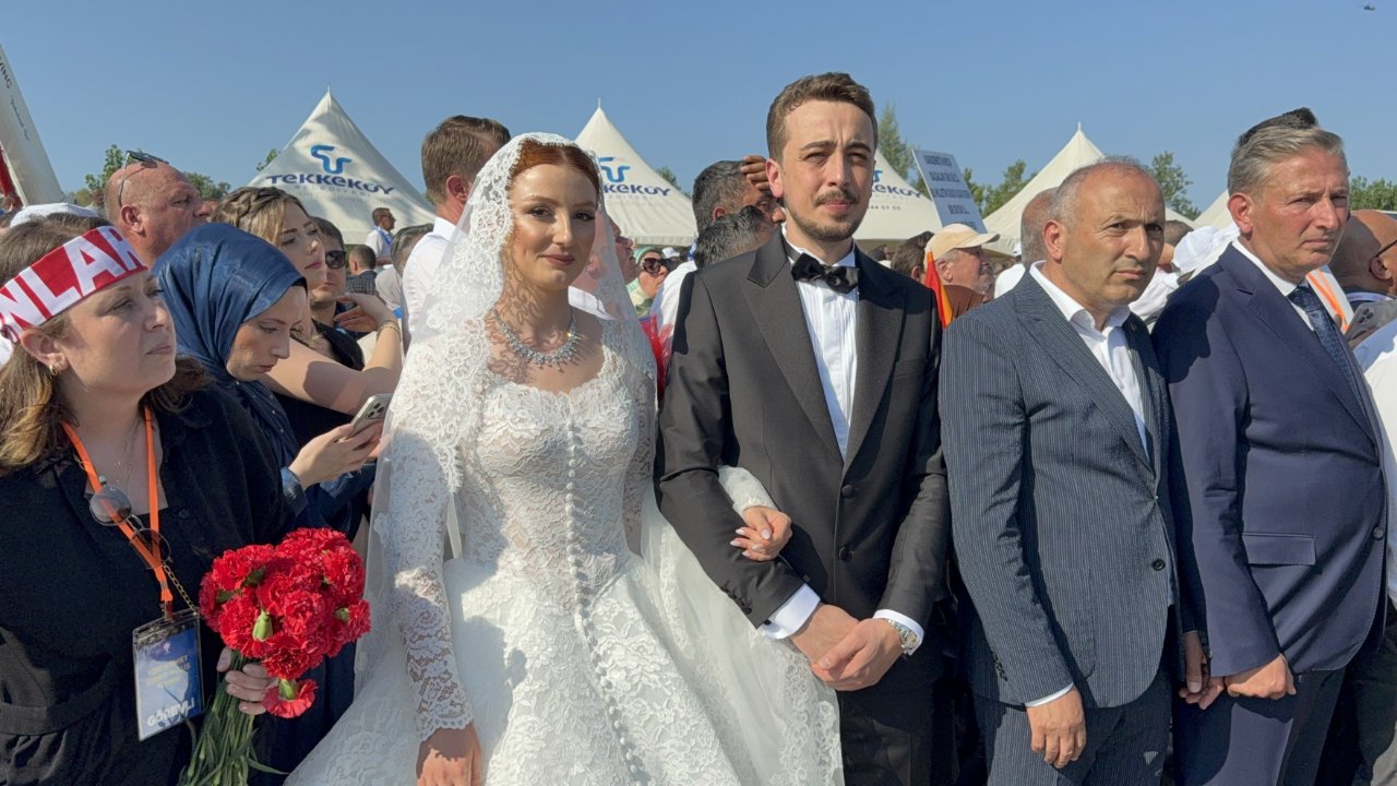 Düğün günü Erdoğan’ı karşılamaya gittiler! Gelin ve damada sürpriz