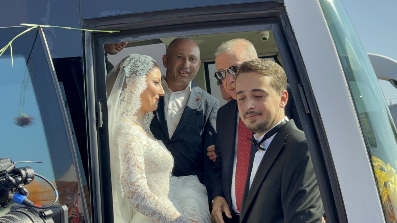 Düğün günü Erdoğan’ı karşılamaya gittiler! Gelin ve damada sürpriz