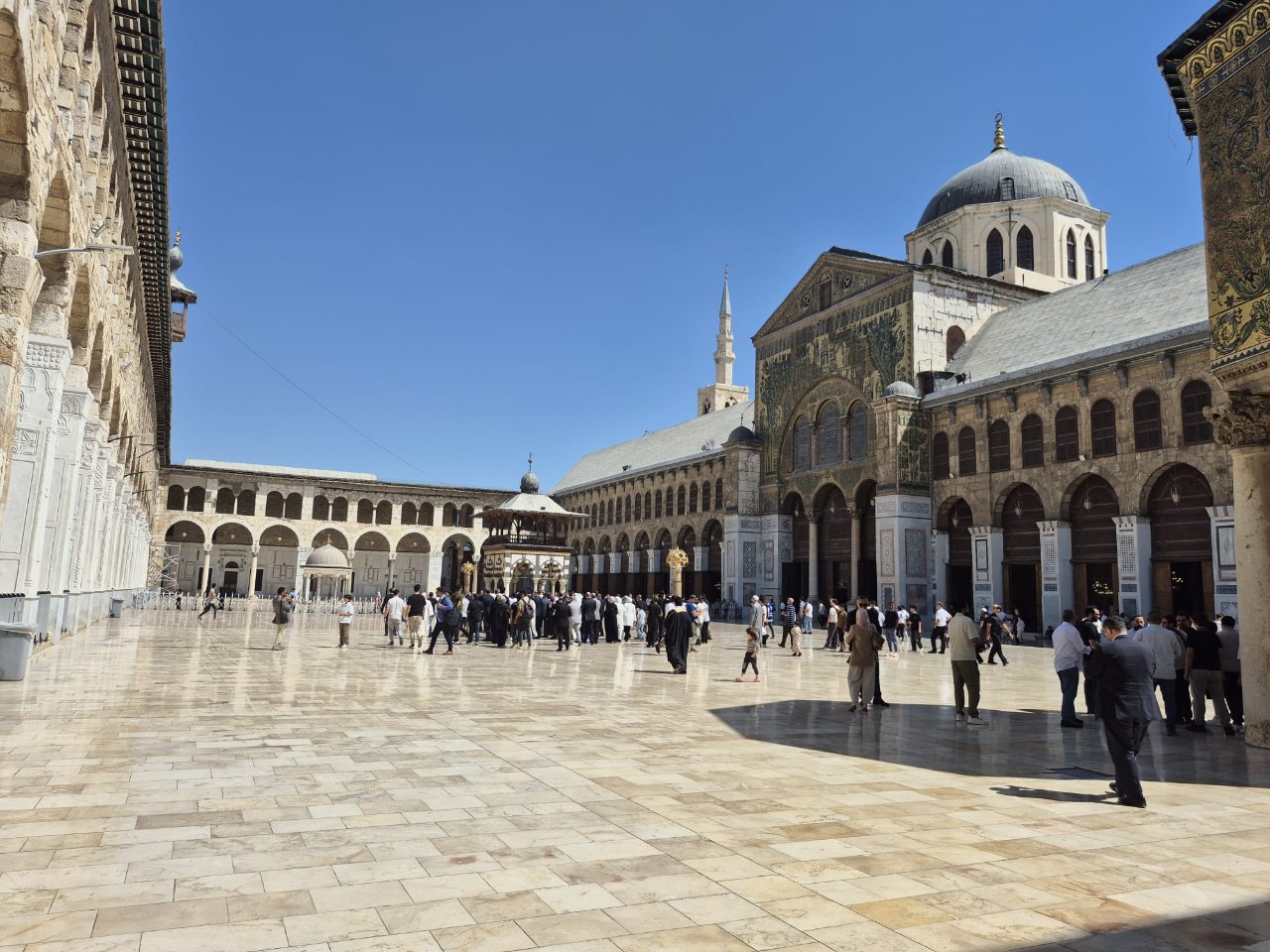 Emevi Camii’nde bir cuma namazı