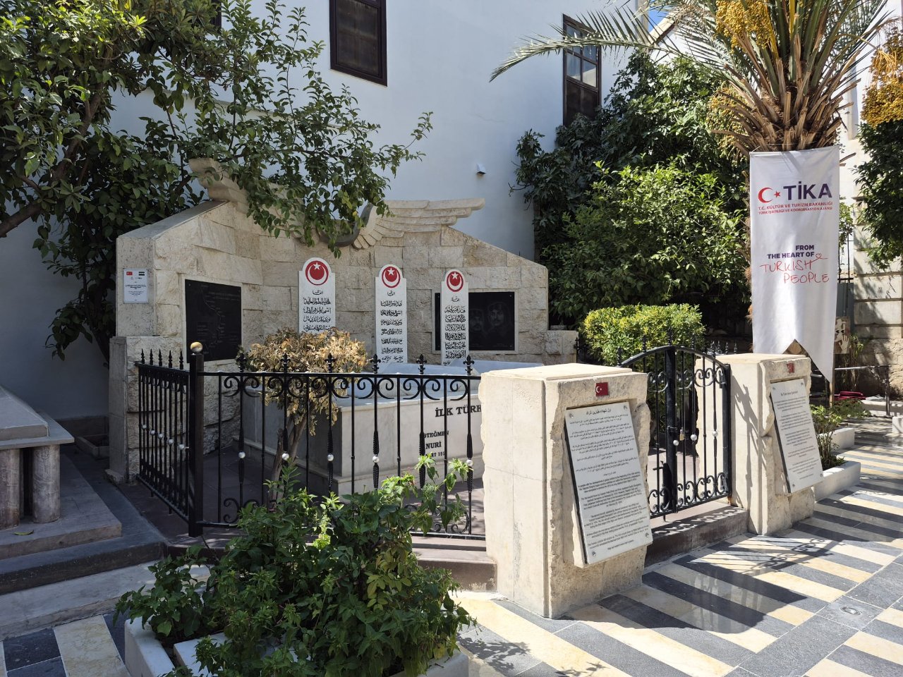 Emevi Camii’nde bir cuma namazı