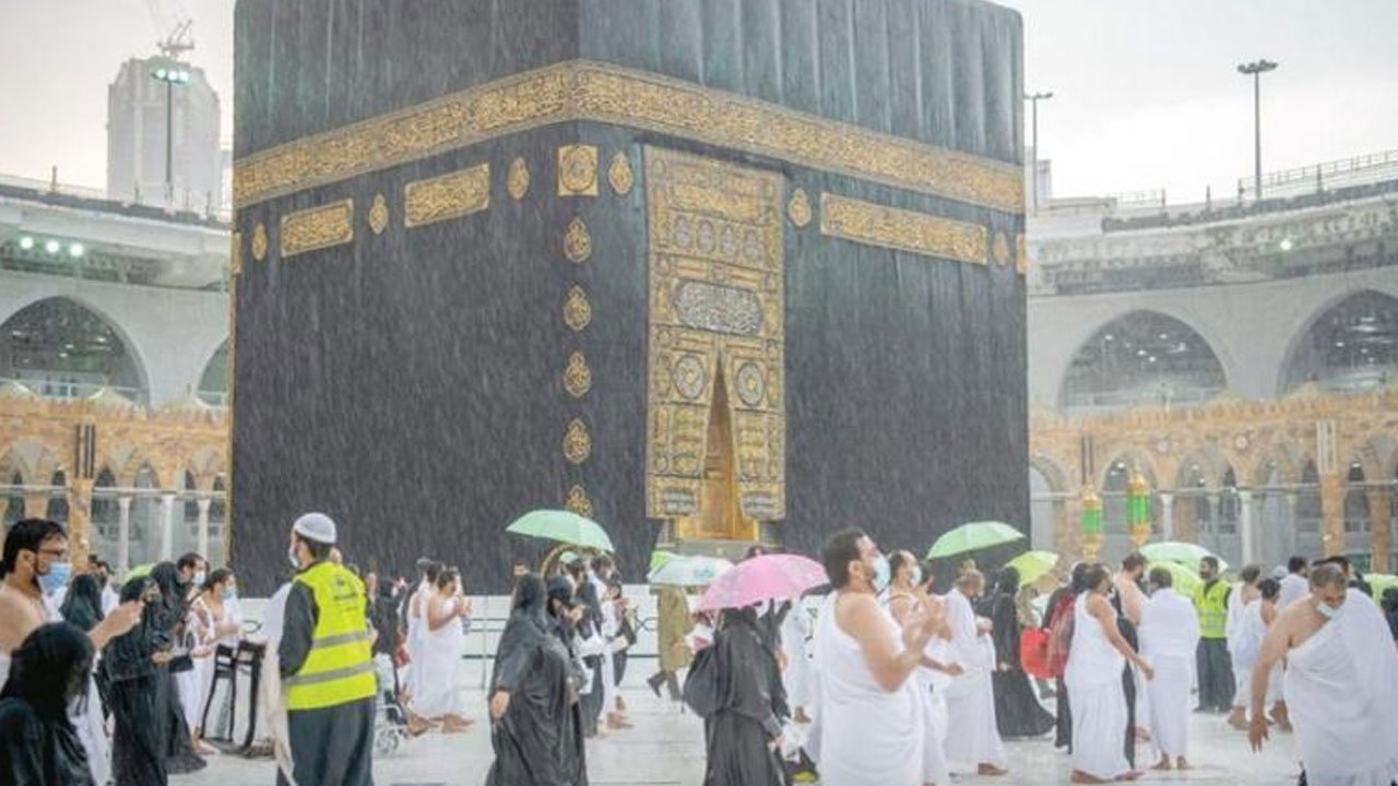Mekke'de fırtına ve sağanak! Yüzlerce Müslüman yağmur altında Kabe'yi tavaf etti