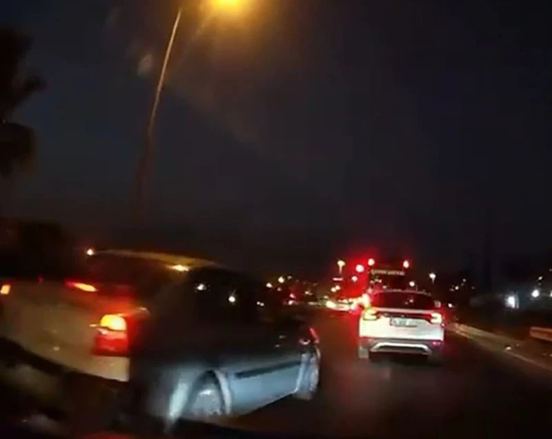 Yol kavgasında Başkomiserim dedi, kameraya yakalandı! Gerçek mesleği şaşırttı