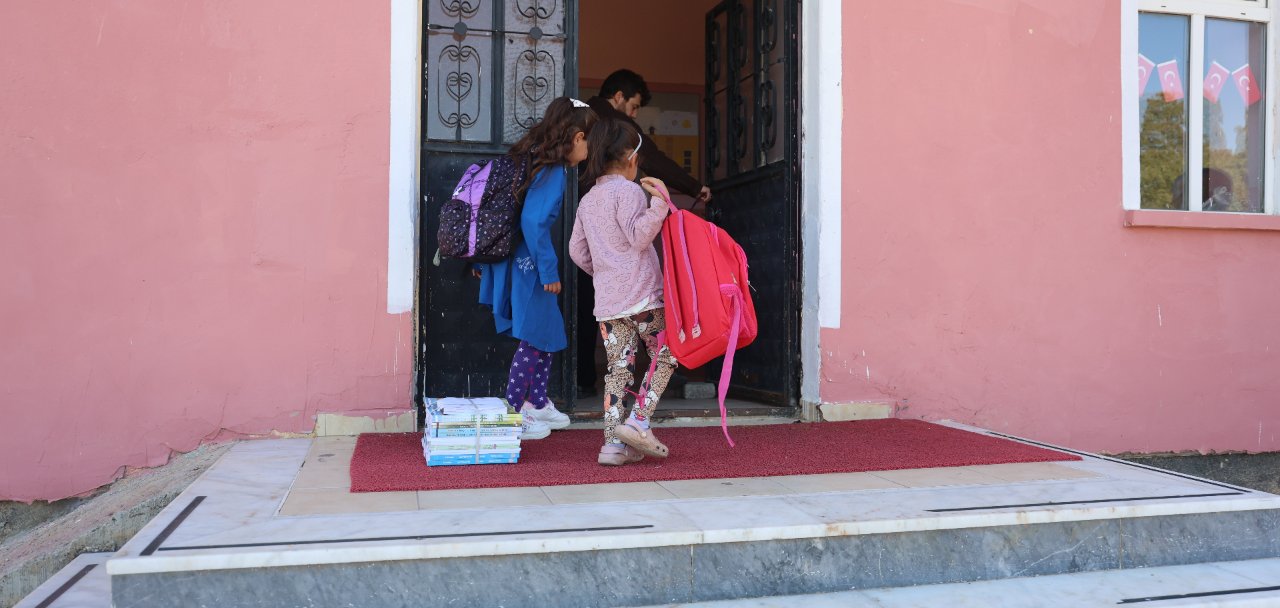 1 öğretmen, 2 öğrenci: Bu okulda zil sadece 3 kişi için çalıyor