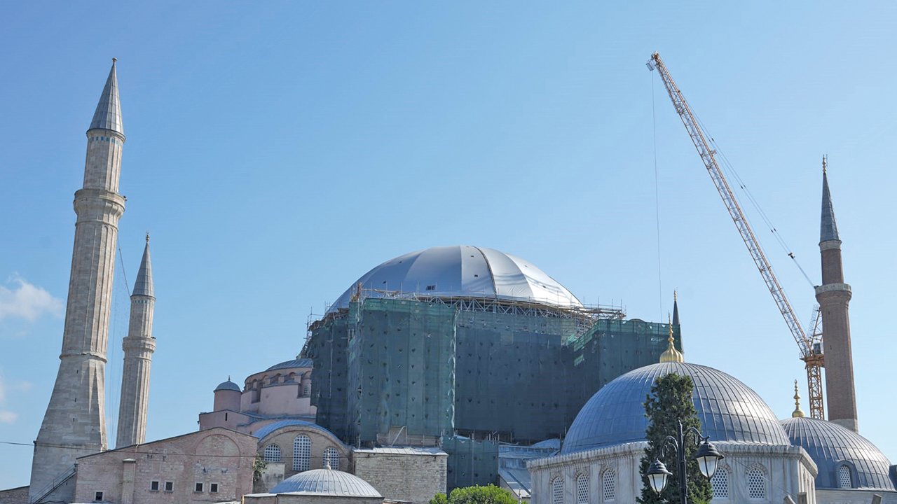 Günümüzde Ayasofya Camii’nde yer alan hatlar büyük sanatçı Kazasker Mustafa İzzet Efendi’nin imzasını taşıyor.