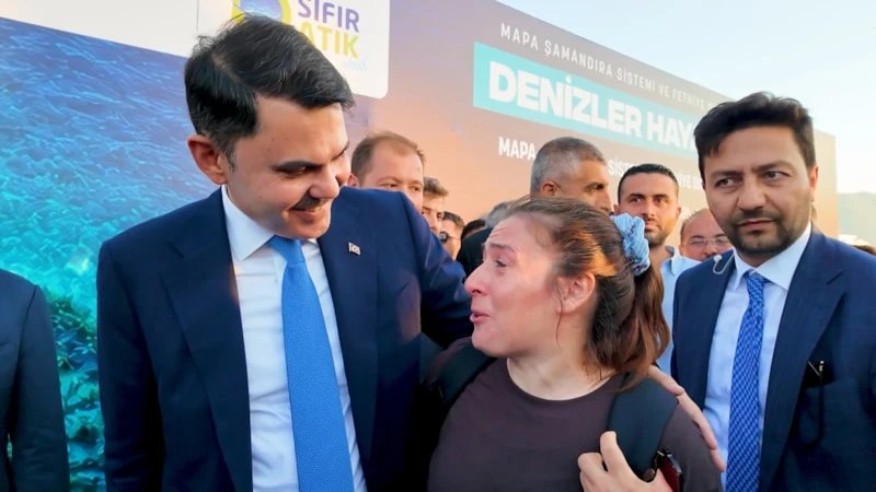 Bakan Kurum’a depremzeden duygulandıran teşekkür! ‘455 bin konut değil, gönüller yaptık’ diyerek paylaştı