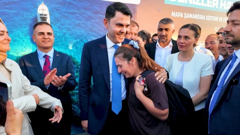 Bakan Kurum’a depremzeden duygulandıran teşekkür! ‘455 bin konut değil, gönüller yaptık’ diyerek paylaştı