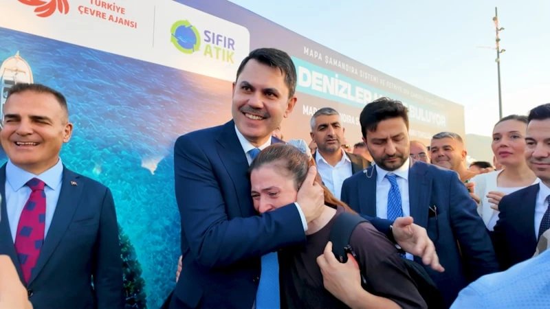 Bakan Kurum’a depremzeden duygulandıran teşekkür! ‘455 bin konut değil, gönüller yaptık’ diyerek paylaştı