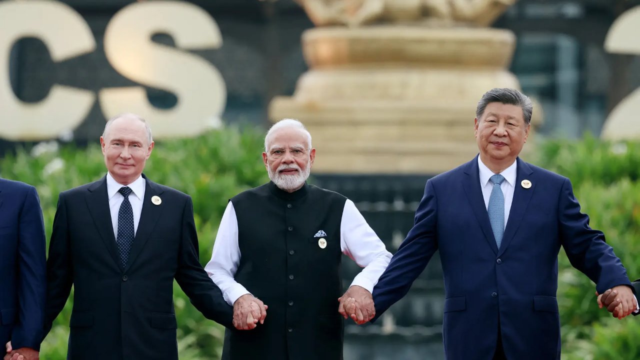 BRICS aile fotoğrafında sıra krizi! Modi çekince Putin dengesini kaybetti