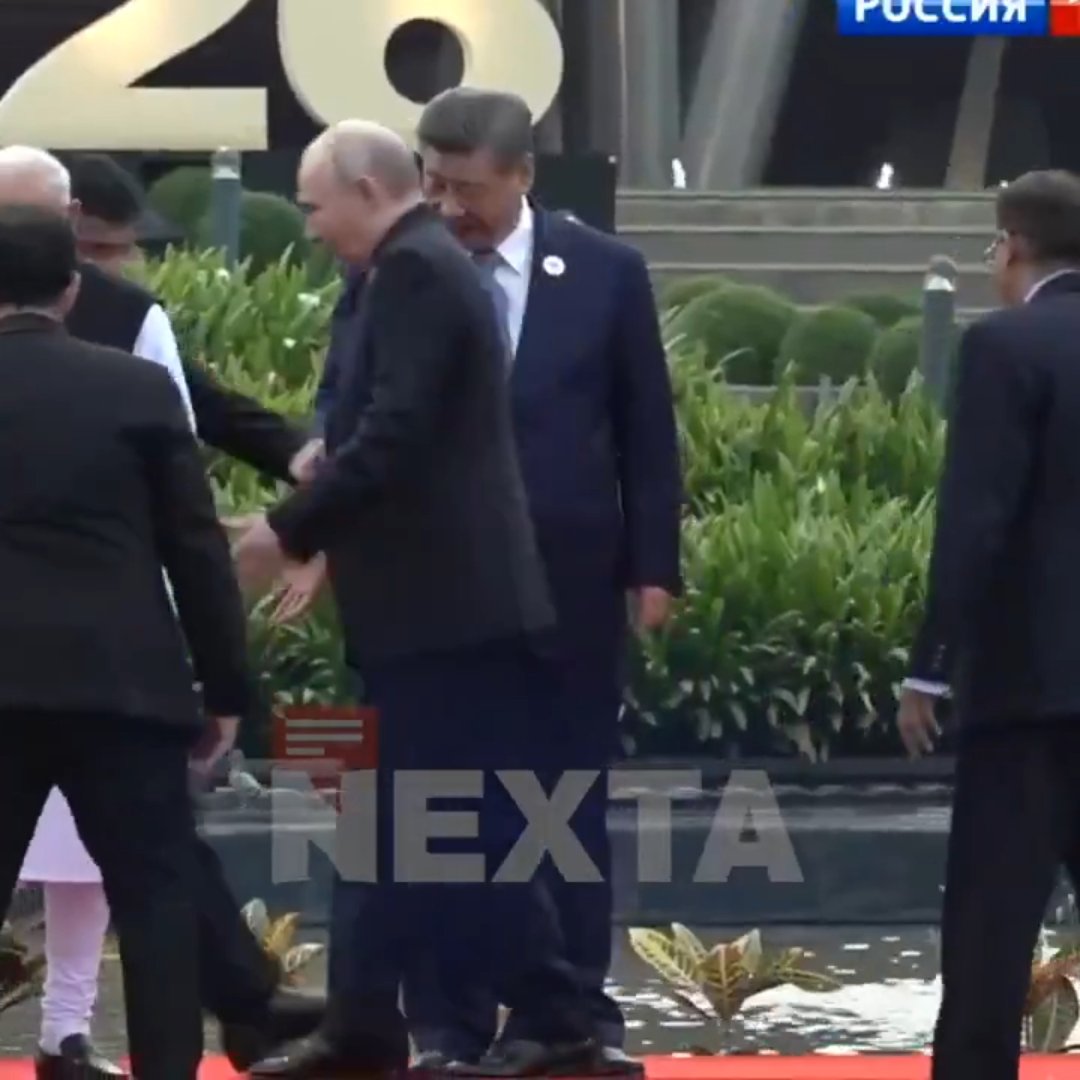BRICS aile fotoğrafında sıra krizi! Modi çekince Putin dengesini kaybetti