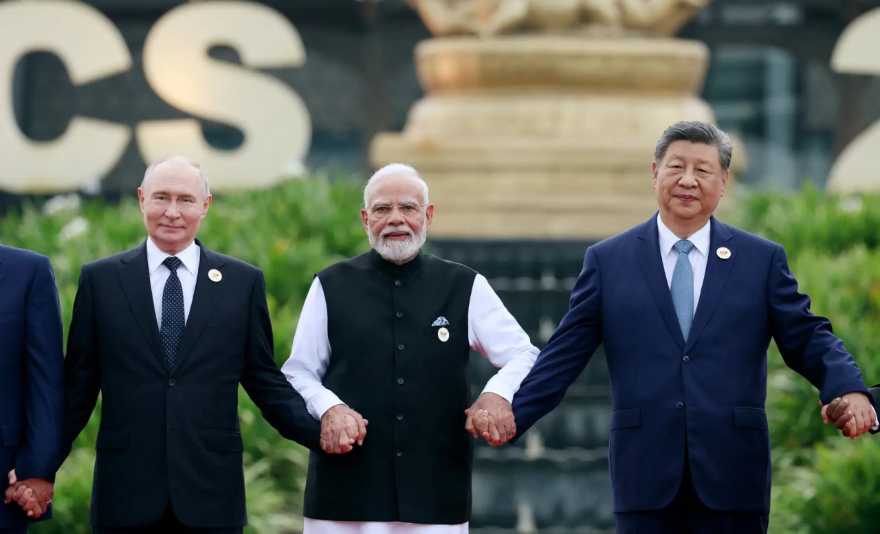 BRICS aile fotoğrafında sıra krizi! Modi çekince Putin dengesini kaybetti