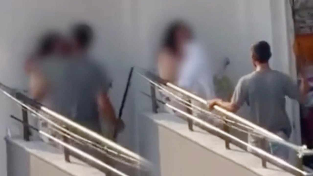 Çığlıkları mahalleyi inletti! Balkona sıkıştırdığı kadını sopayla dövdü
