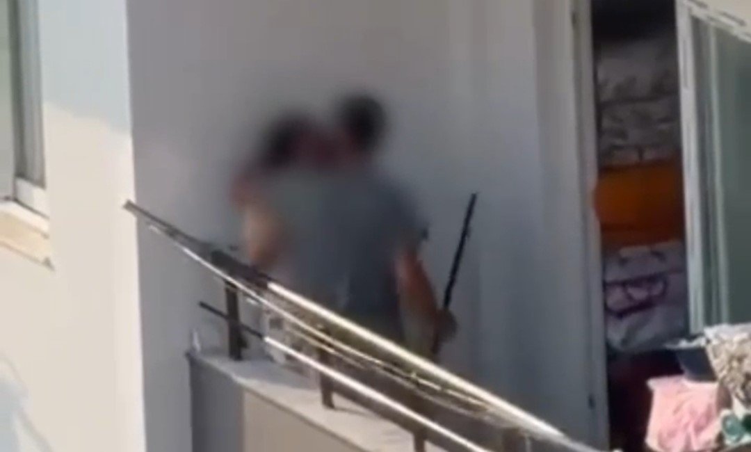 Çığlıkları mahalleyi inletti! Balkona sıkıştırdığı kadını sopayla dövdü